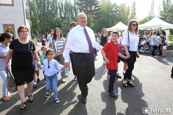 принял школьников