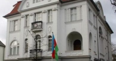 перед азербайджанским посольством