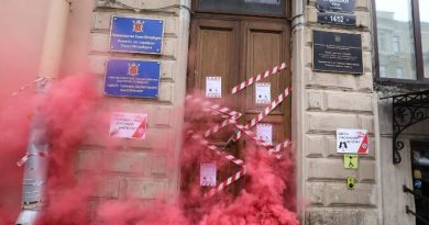заклеили дверь в офис