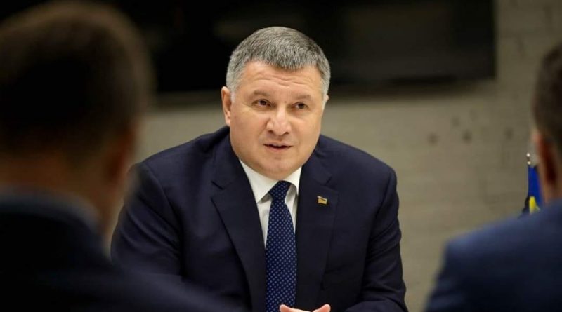 сядет в самолет