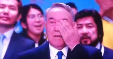Елбасы плачет