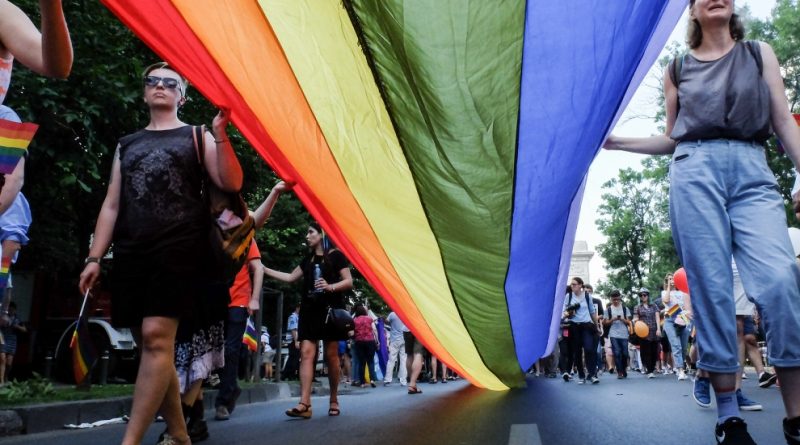 поддержать ЛГБТ-марш