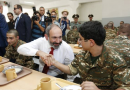 Премьер Армении в воинской части лично проверил качество продуктов еды солдат лично проверил качество