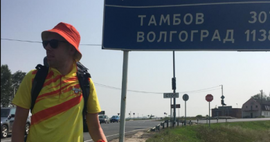 футболке с надписью Малоян