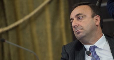 полномочий главы КС Грайра Товмасяна