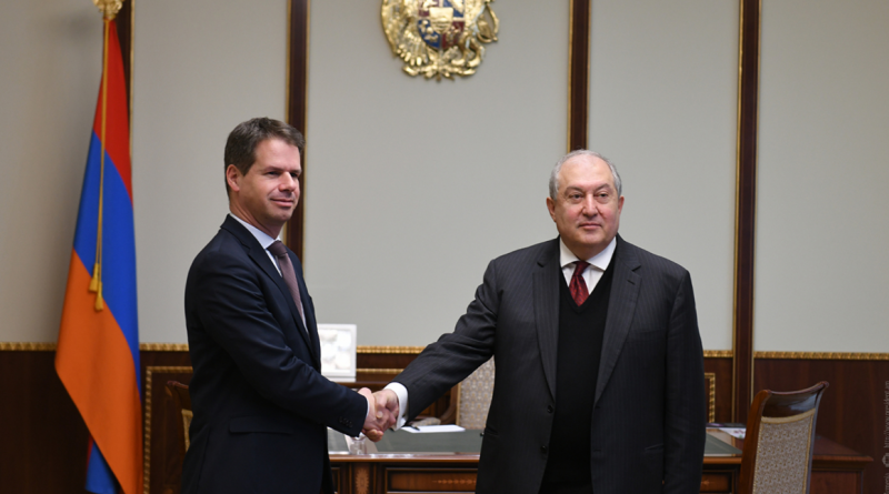 принял посла Франции