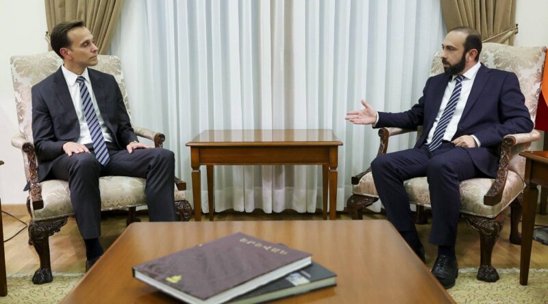 Мирзоян обсудил ситуацию в регионе с помощником госсекретаря